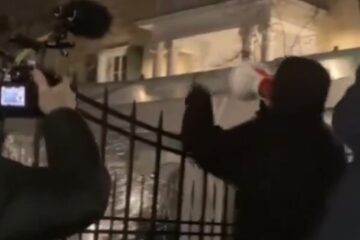 Pile of trash on a New York street during snow storm