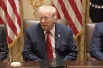 Map-style graphic showing population shifts from blue to red states