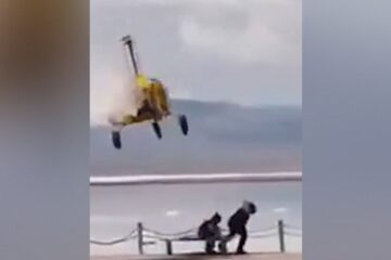 Sightseeing gyroplane crash-lands near tourists at Chaka Salt Lake in China