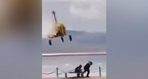 Sightseeing gyroplane crash-lands near tourists at Chaka Salt Lake in China