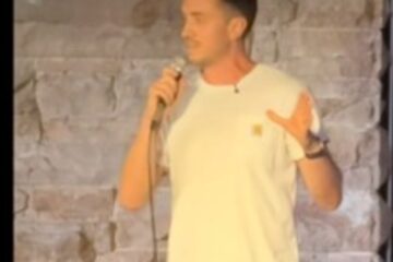 Mike Hammock performing a comedy set while discussing Lindsay Clancy supporters