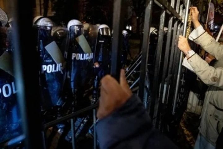 Police and protesters outside Poland's Constitutional Tribunal in Warsaw